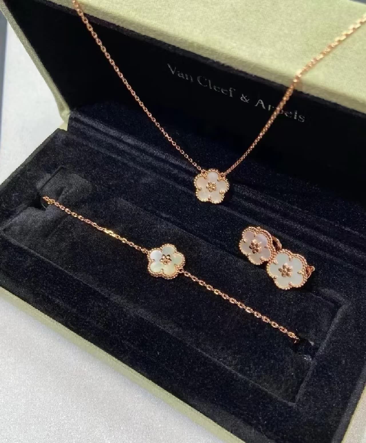 Van Cleef & Arpels Alhambra Gold and Opal Jewelry Set Van Cleef & Arpels Alhambra Gold and Opal Jewelry Set